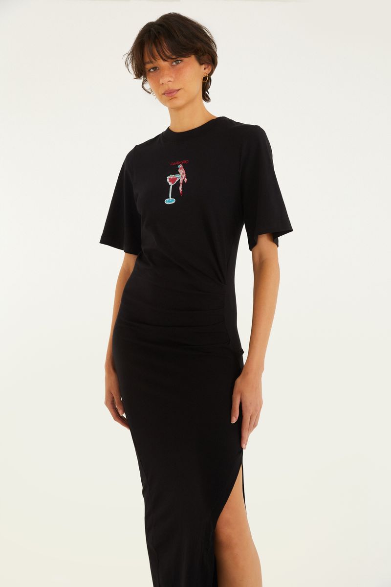 Vista frontal del vestido cropped negro con estampado de bebida pintada.