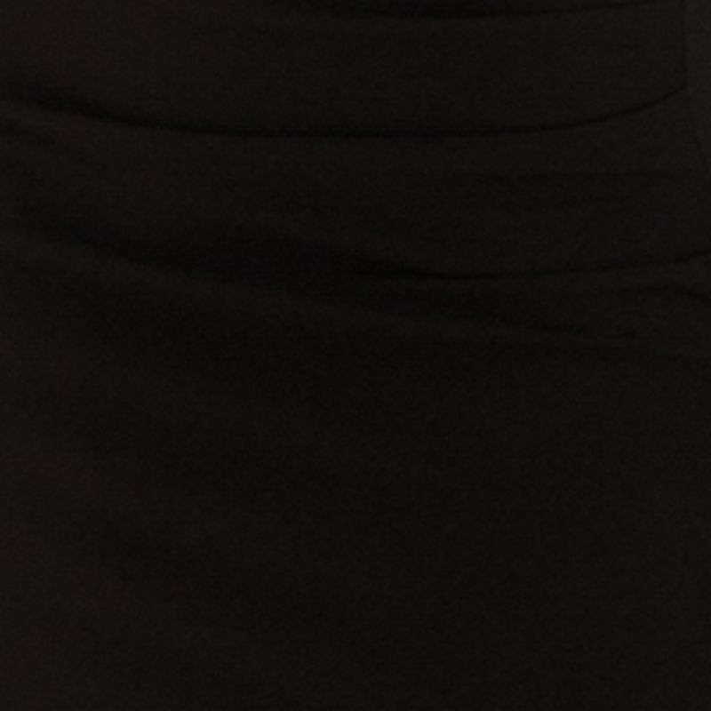 Detalle de la abertura lateral del vestido cropped negro.