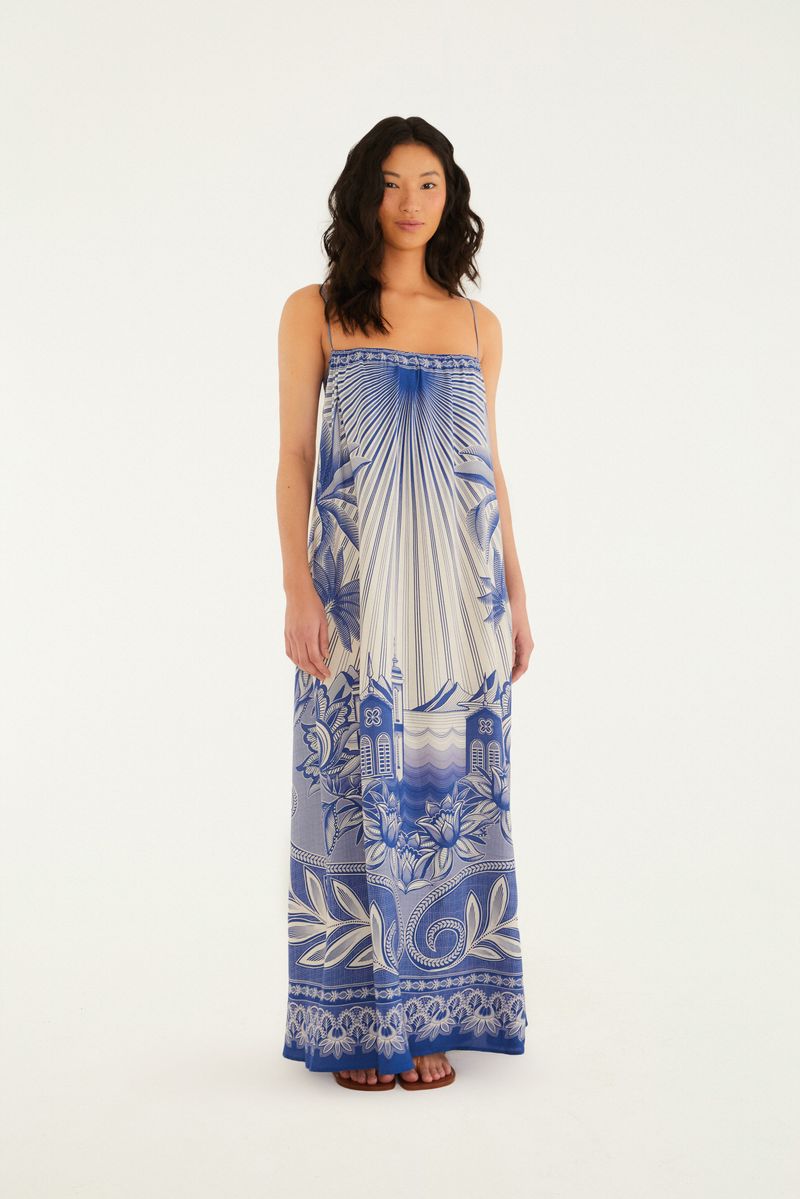 Vestido largo con estampado tropical en tonos azules y blancos, visto de frente.