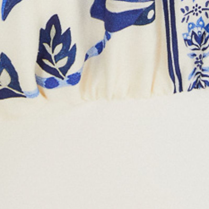 Detalle del estampado botánico azul del body.