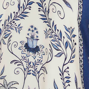 Acercamiento del estampado botánico azul y blanco del Vestido Nina.