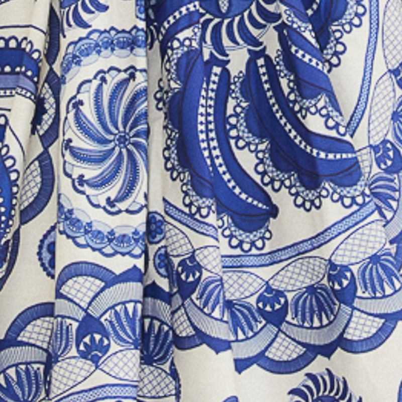 Acercamiento del estampado azul y blanco del vestido, mostrando los detalles intrincados.
