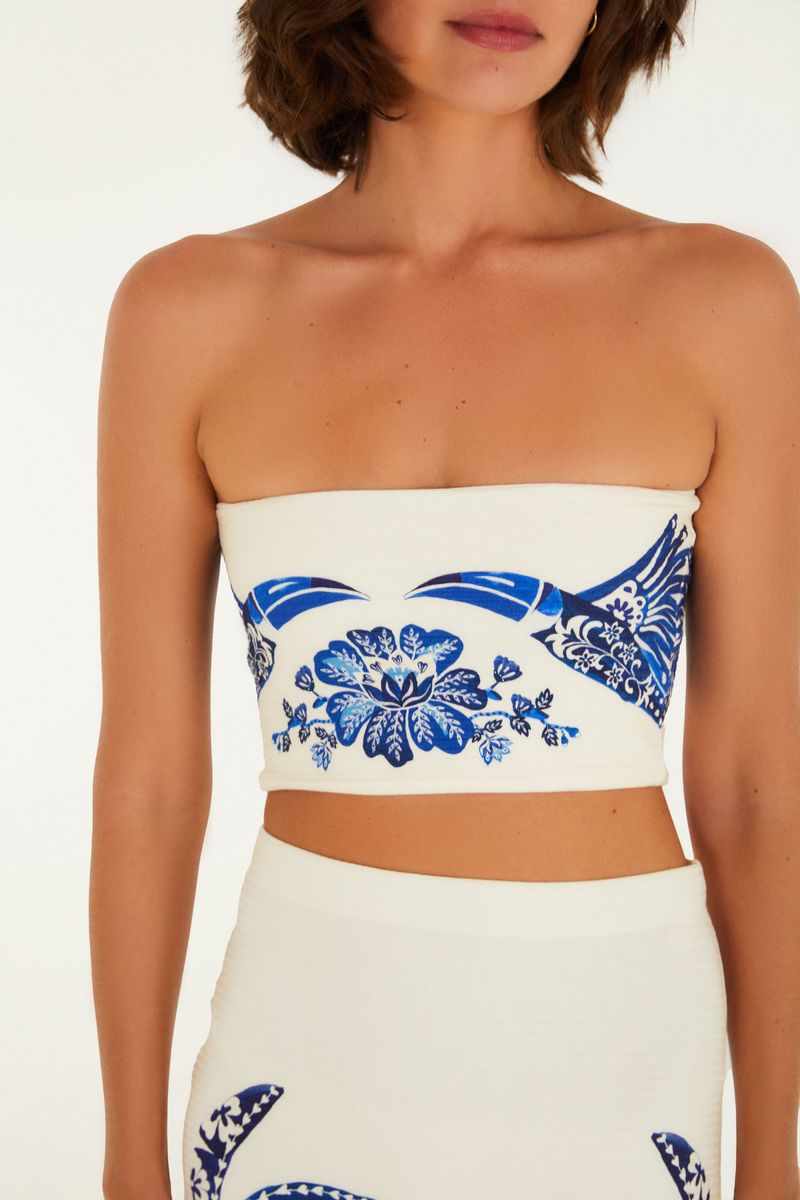 Detalle del top recto con estampado tropical en azul y blanco.