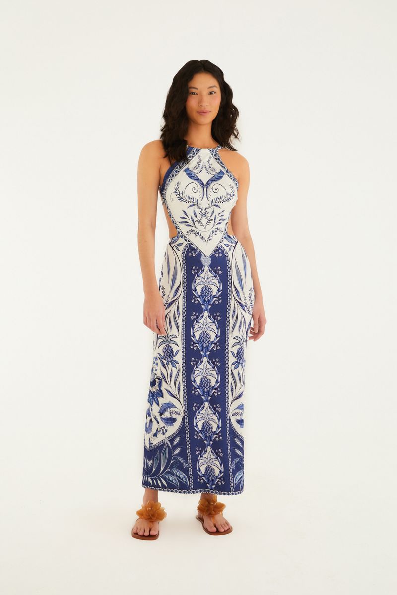 Vestido midi con estampado azul y blanco, vista frontal.