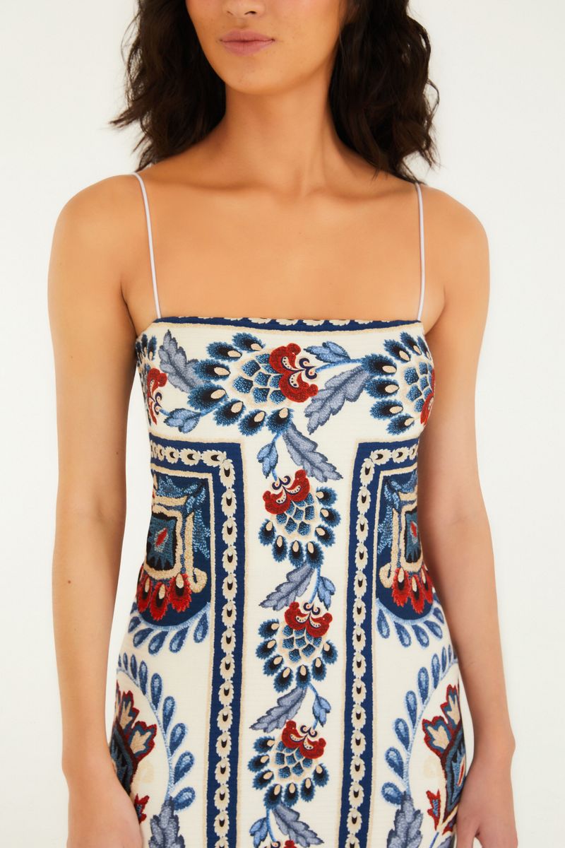 Imagen de un vestido midi con estampado náutico, mostrando el detalle del corpiño y tiras delgadas.