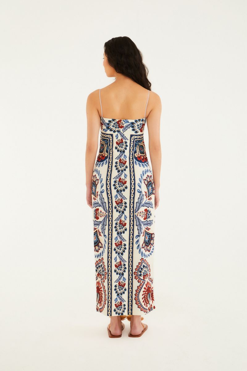 Imagen de un vestido midi con estampado náutico, mostrando el detalle del estampado en la parte inferior.