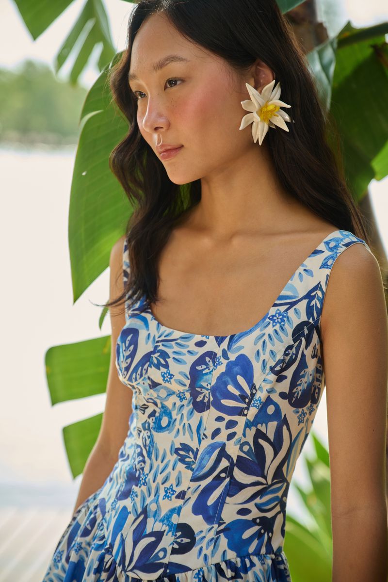 Detalle del vestido estampado floral en azul y blanco, mostrando el escote cuadrado y las tiras anchas.
