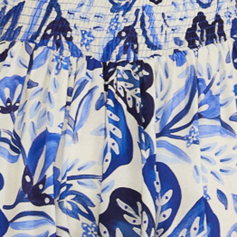 Primer plano del tejido del mono con estampado floral azul, destacando los detalles del estampado.
