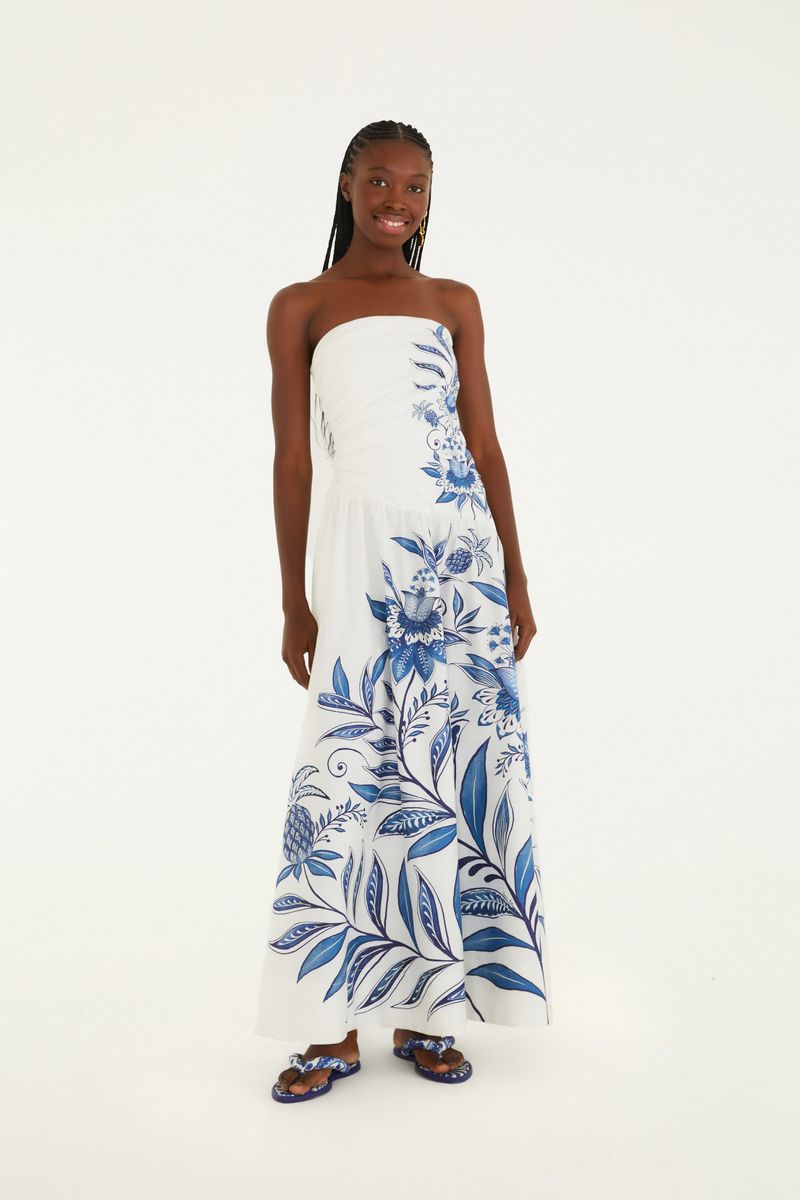 Vestido largo con estampado azul floral y botánico, modelo palabra de honor, visto de frente.