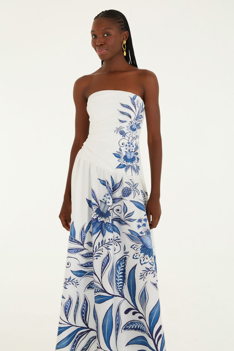 Vestido largo con estampado azul floral y botánico, modelo palabra de honor, visto de lado.