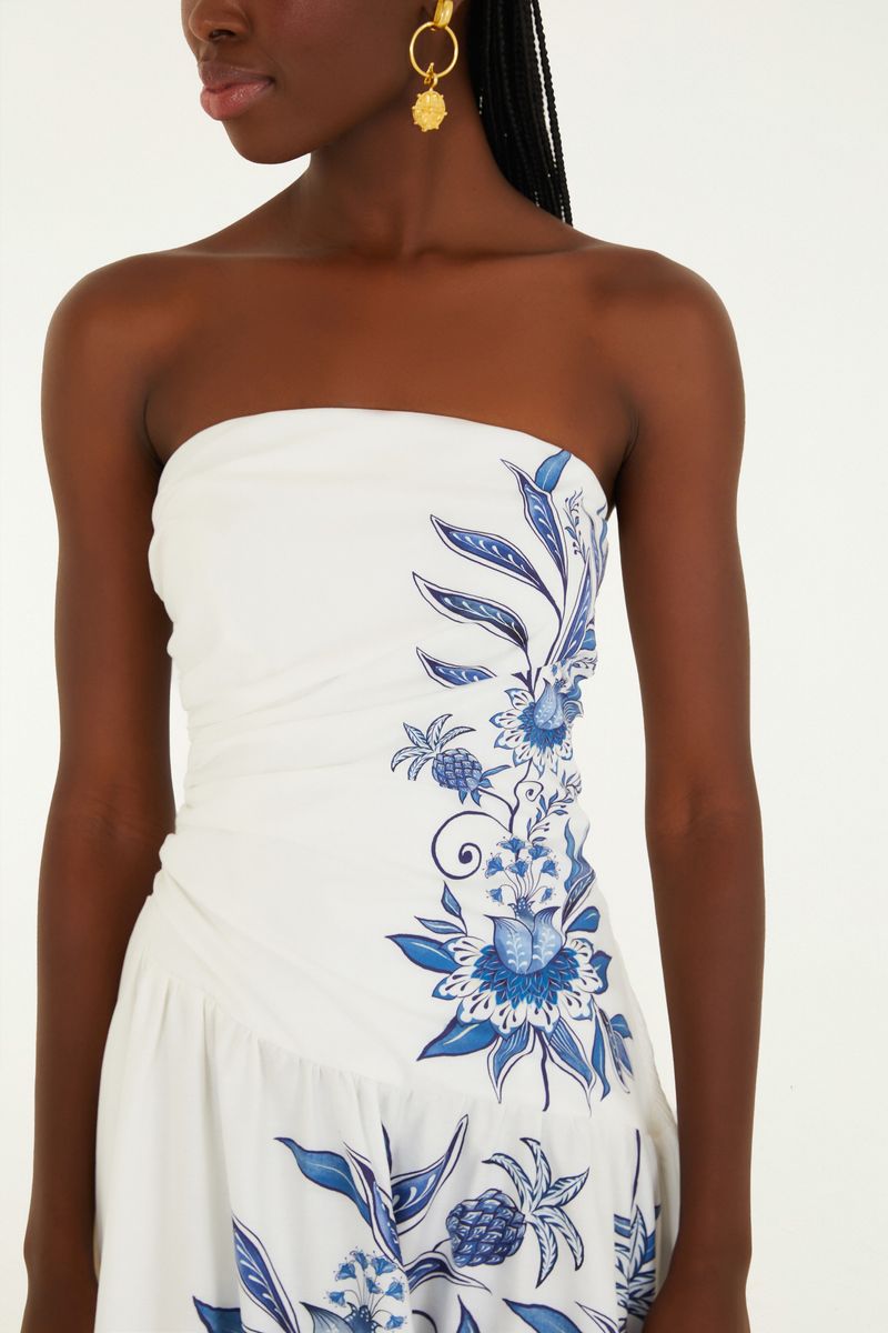 Vestido largo con estampado azul floral y botánico, modelo palabra de honor, visto de espaldas.