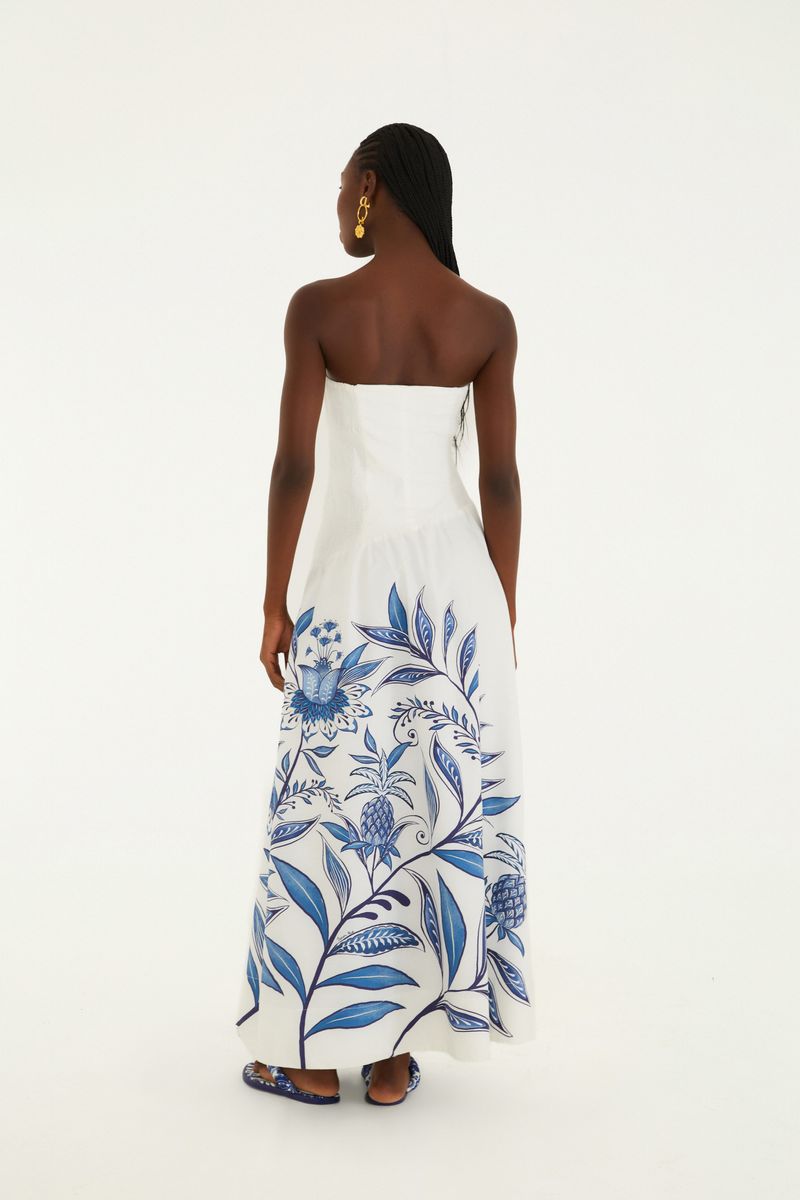 Detalle del corpiño del vestido con estampado azul floral y botánico.