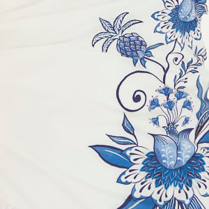 Detalle del estampado azul floral y botánico en la falda del vestido.