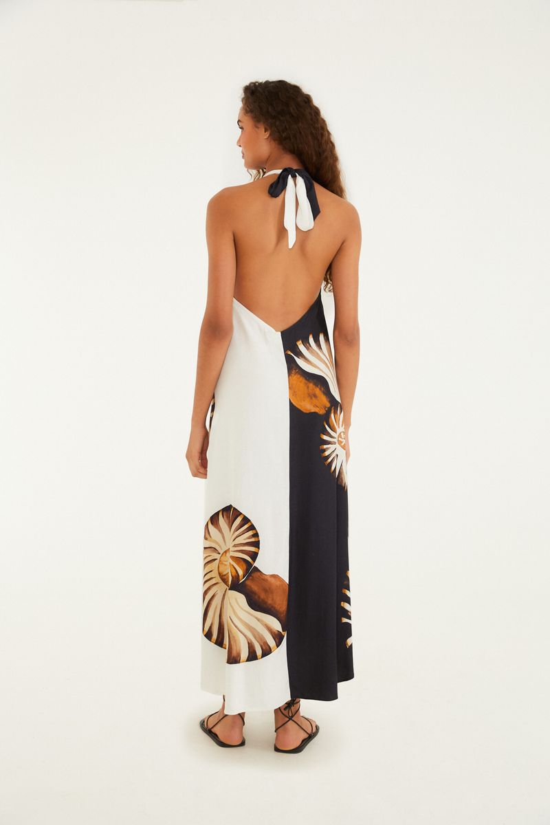 Acercamiento del escote halter del vestido largo con estampado de amonita.