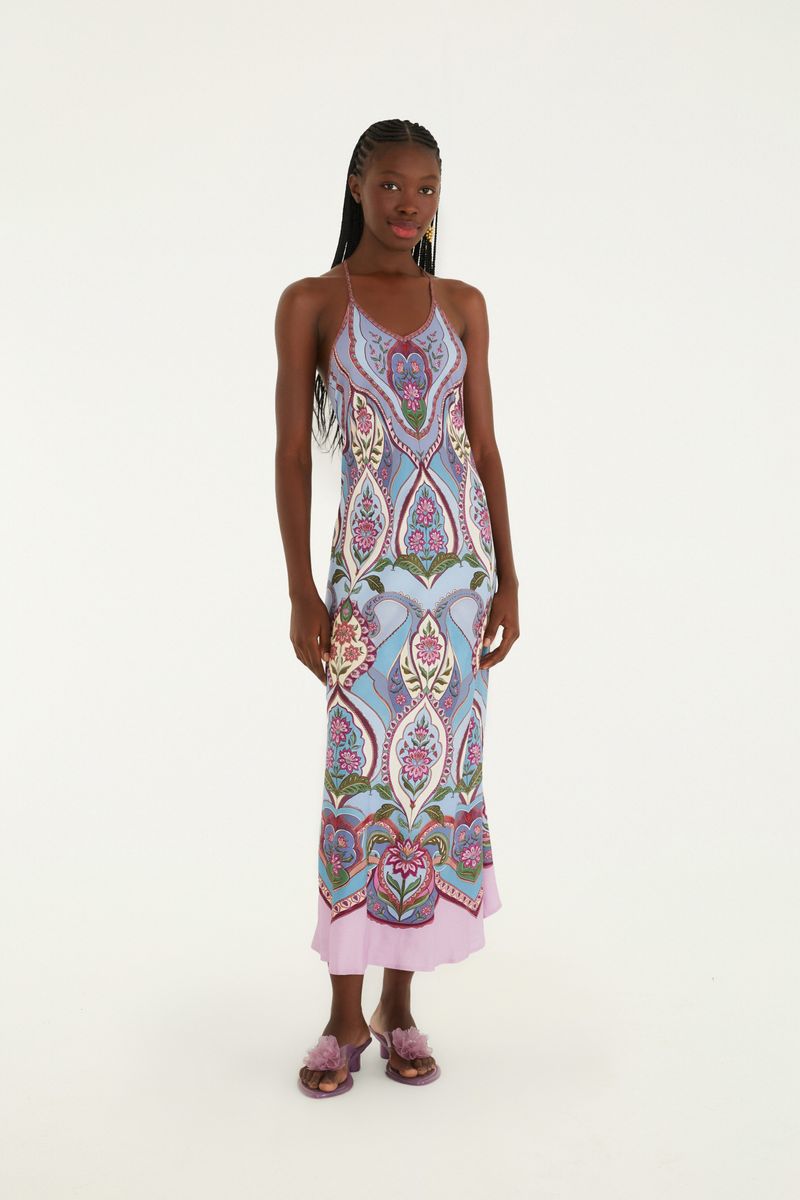 Vestido estampado con tirantes finos, vista frontal.