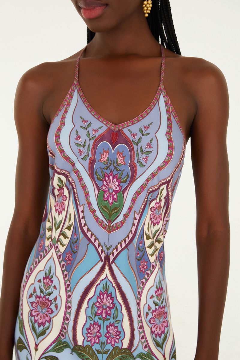 Detalle del escote frontal del vestido estampado.