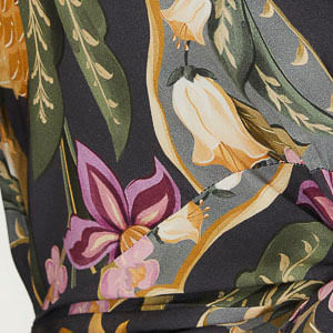 Detalle del estampado floral del vestido cropped, mostrando elementos botánicos.
