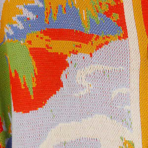 Close-up del estampado tropical vibrante de la camisa de punto.