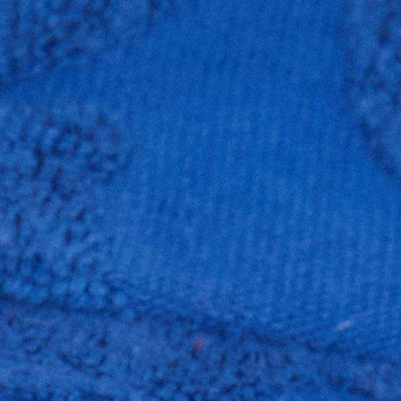 Primer plano del tejido azul tipo toalla con relieve jacquard mostrando su textura suave toalla y detalles del patrón.