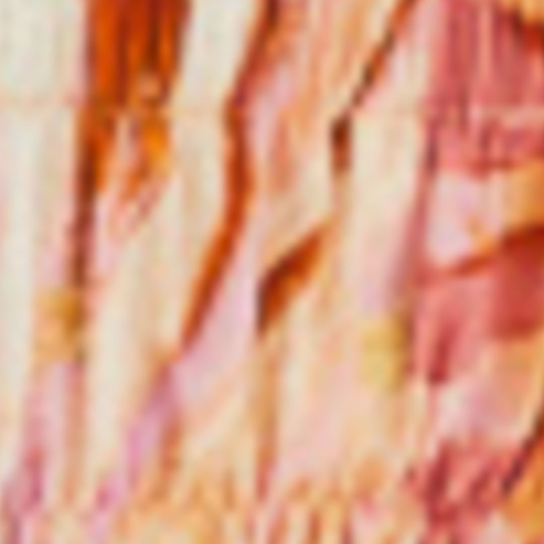 Cercanía del estampado Mar de Concha: patrones tropicales en tonos de rosa, naranja y blanco con motivos de hojas y conchas.