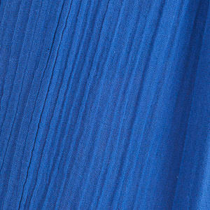 Close-up de la tela crinkle azul royal destacando textura plisada vertical y acabado ligeramente arrugado.