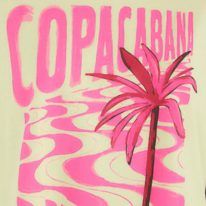 Detalle ampliado del estampado rosa con ondas gráficas y palmera 'COPACABANA' en camiseta verde claro.
