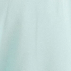 detalle del tejido azul claro del short, tela ligera con acabado liso