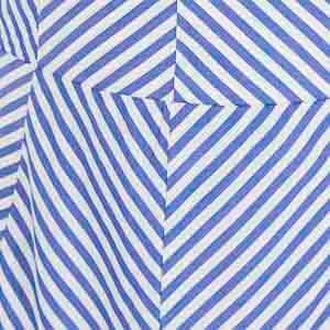 Vista trasera del vestido largo mostrando espalda recta, tirantes delgados y borde con estampado/conjunto de recortes en forma de conchas