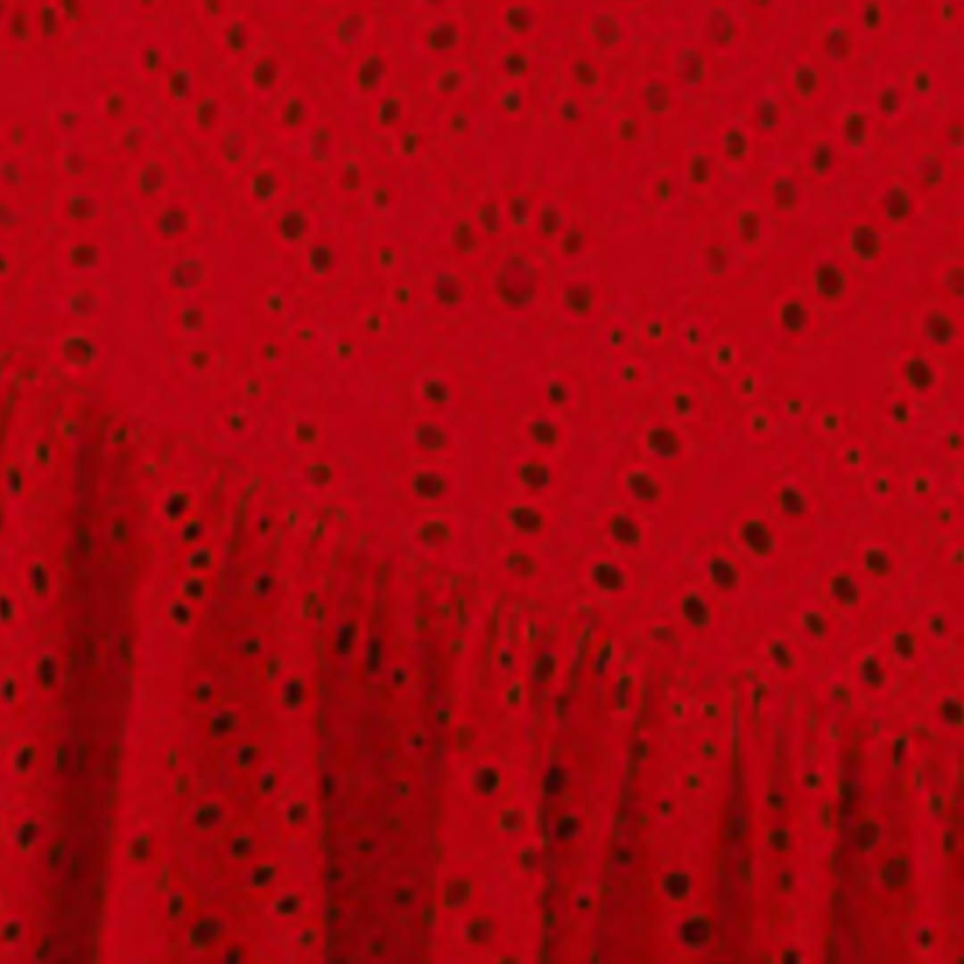 Vista posterior del vestido en laise rojo mostrando espalda recta con tirantes finos y dobladillo asimétrico en cascada