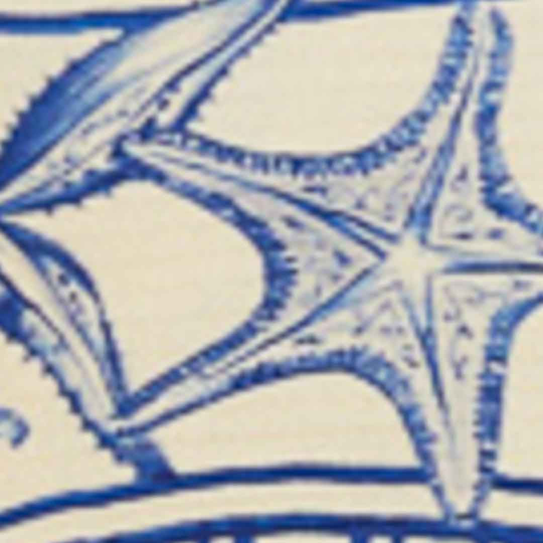 Vista trasera de la falda estampada mostrando estampado continuo y pretina limpia, ajuste recto en la parte posterior.