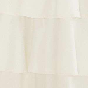 Vista trasera del vestido mostrando escote en forma de U en la espalda, tirantes anchos y las capas de volantes hasta el tobillo — look posterior vestido largo.