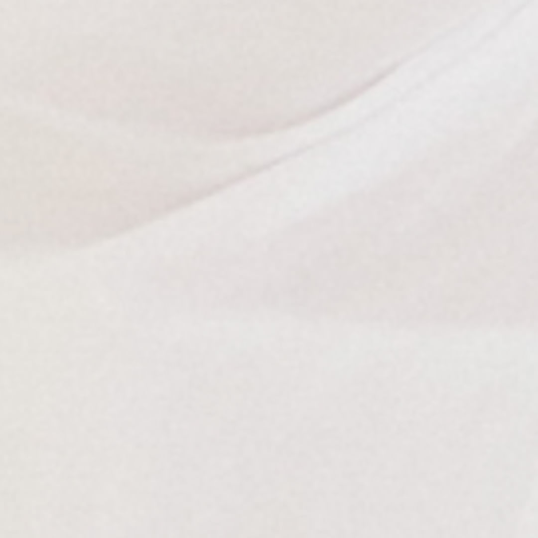 Vista trasera del pantalón blanco con cintura elástica mostrando caída suelta y corte amplio