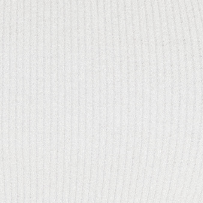 Primer plano del tejido acanalado blanco mostrando textura vertical y surcos finos del material