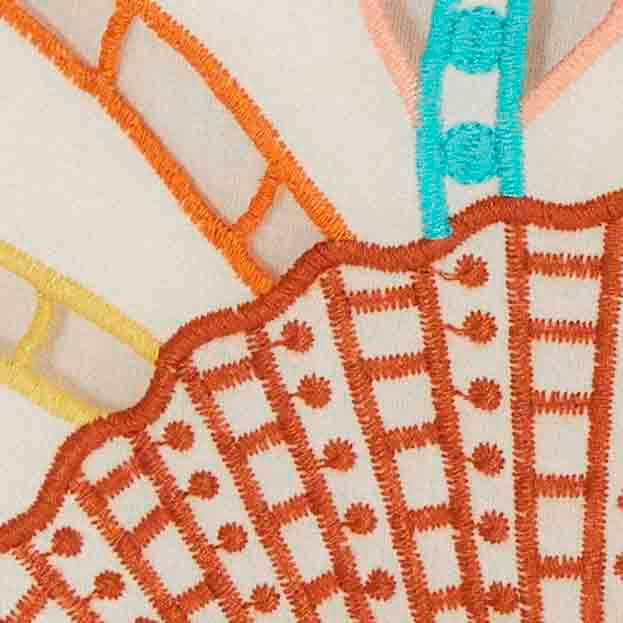 Detalle del bordado Richelieu en la Falda Paisaje Carioca - punto abierto, acabado de conchas y arabescos en turquesa, naranja y verde