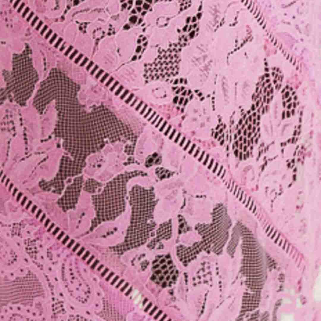 Detalle macro del encaje floral en patrón diagonal de la Falda Patch de Encaje, mostrando motivos ornamentales y abertura translúcida