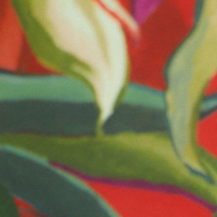 Primer plano del patrón floral: detalle de hojas y flores en tonos verdes, rosados ​​y blancos sobre fondo rojo, impresión de alta definición