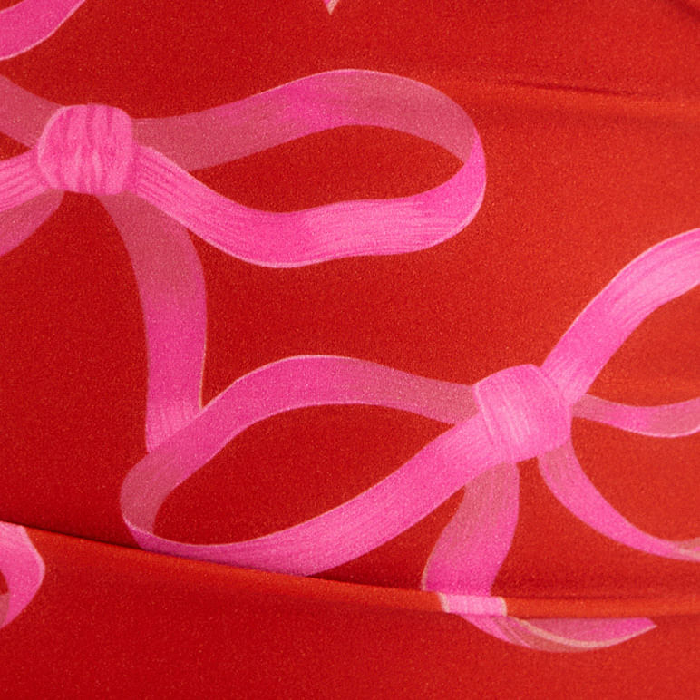 Vista trasera del vestido corto sin tirantes mostrando longitud mini y pliegues laterales ajustables