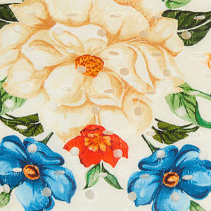 Parte posterior del top destacando el smock en la espalda y el borde peplum en bordado inglés