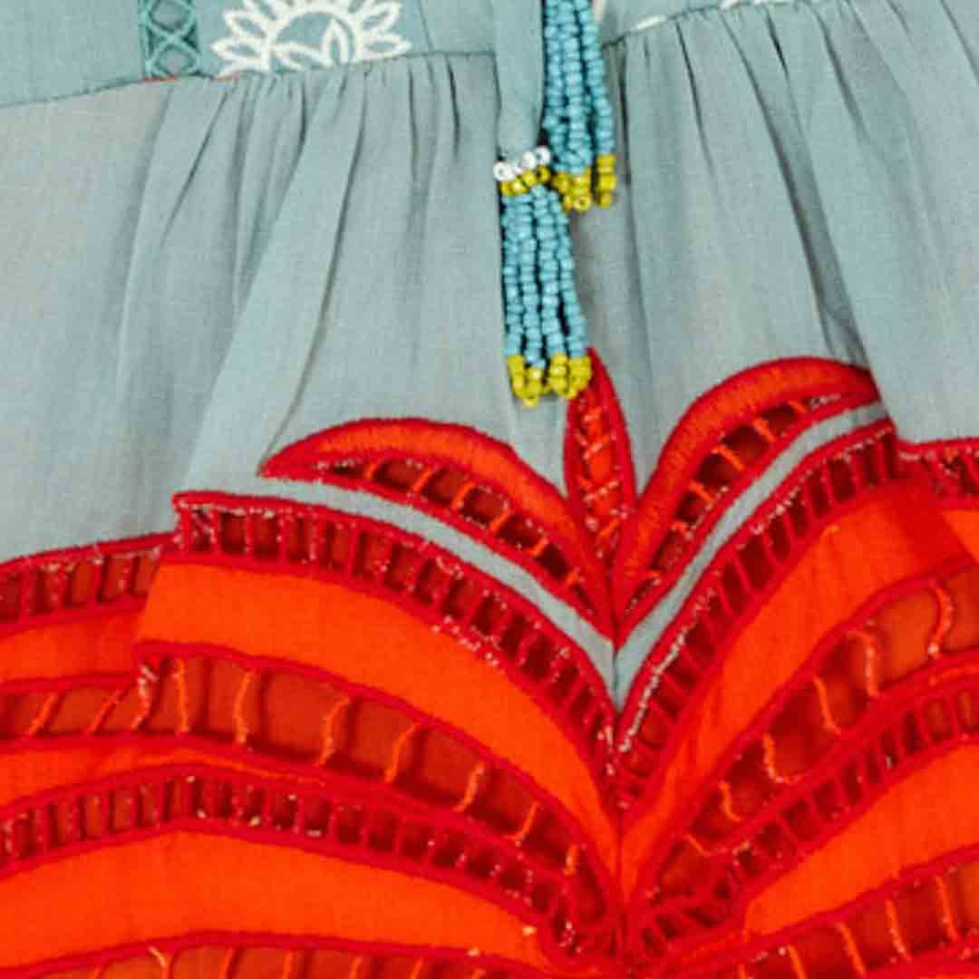 Vista trasera del Vestido Richelieu Usiacuri Farm - parte trasera del vestido midi en azul claro con motivos florales en los laterales y borde con bordado recortado