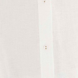 Primer plano del plastrón y botones de la camisa blanca, textura ligera del tejido